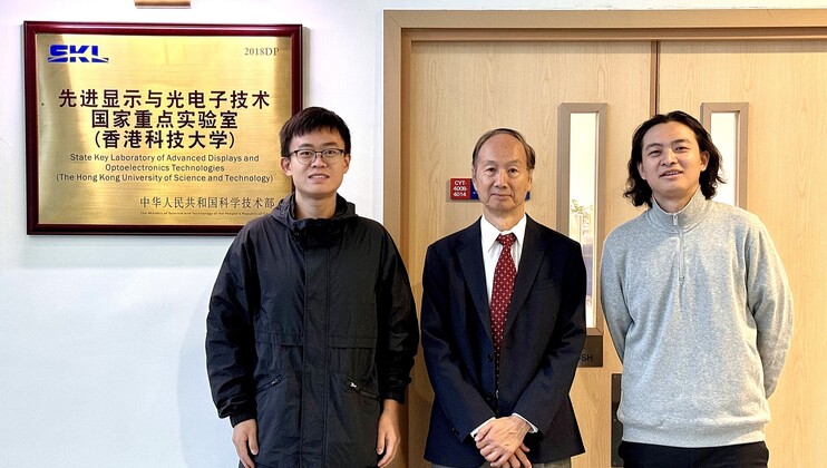 The research team is under the supervision of Prof. Kwok Hoi-Sing (center), Founding Director of the State Key Laboratory of Advanced Displays and Optoelectronics Technologies at HKUST. Core member Dr. Feng Feng (left), a postdoctoral research fellow at HKUST’s Department of Electronic and Computer Engineering (ECE), serves as the first author. The team also includes ECE postdoctoral research fellow Dr. Liu Yibo (right).