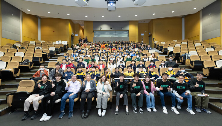 Dean of Engineering Prof. Hong K. Lo (front row, fourth left) and Director of Center for Global & Community Engagement Prof. Tim Woo (front row, third left) led the way with an engaging introduction, extending a warm welcome to all participants on STEAM Day.
