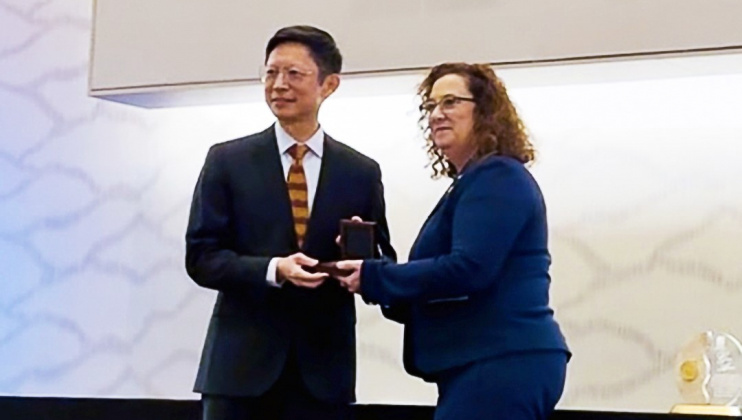宗福季教授（左）於2025年5月4日在美国科罗拉多州丹佛市举行的2025年ASQ世界质量与改进大会上获颁有「质量领域的诺贝尔奖」之称的「休哈特奖章」。宗教授是奖章自1948年首次颁发以来，极少数的华人得奖者之一。