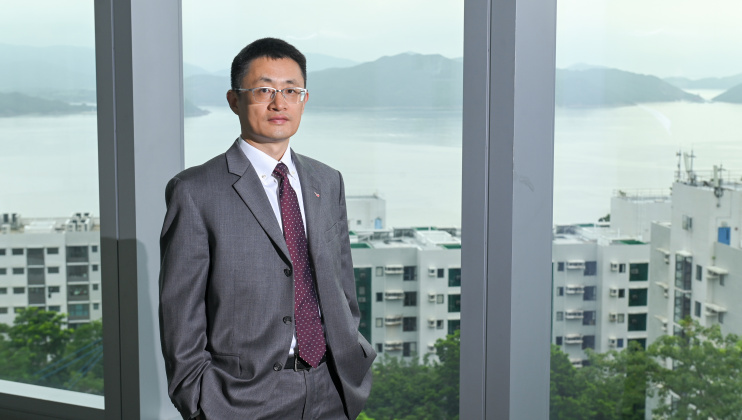 Prof. Shao Minhua’s fast-rising career in academia and industry has advanced high-performance, cost-effective hydrogen fuel cells and solid-state lithium batteries, driving green transportation.
