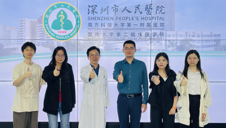 A group photo of Dr. Wu Mingxiang (third left) from Shenzhen People’s Hospital; Assistant Professor Chen Hao (third right), MPhil student Xin Yi (second left) and other team members from HKUST.