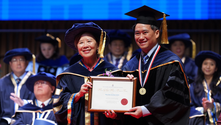 陈锐斌教授（右）于 10 月 18 日举行的香港科技大学学位颁授典礼 2025 上，获校长叶玉如教授颁发「祁敖卓越教学服务奖章」，以表扬他在教学与课程发展上成就卓越，热心培育英才，竭诚推动大学的教育使命。