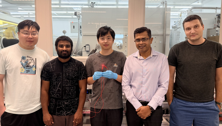 Abhishek K. Srivastava教授（右二）及其团队成员合照，包括论文第一作者、博士生廖泽兵（中），以及其他共同作者，包括博士后研究员Maksym Prodanov博士（右一）、博士生Mallem Kumar（左二）及宋建欣（左一）合照。 廖泽兵手持红色QR-LED样本。