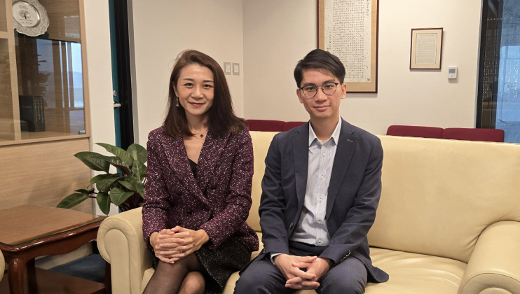 科大研究警告氣候驟變2064年起危及全球穩定 科大土木及環境工程學系陸萌茜教授(左)及博士後研究員鄭達勳博士(右)的研究揭示,在未來全球溫室氣體排放持續高企情況下,夏季大氣環流的模態將經歷劇烈變化,觸發更多的季節內降水驟變。