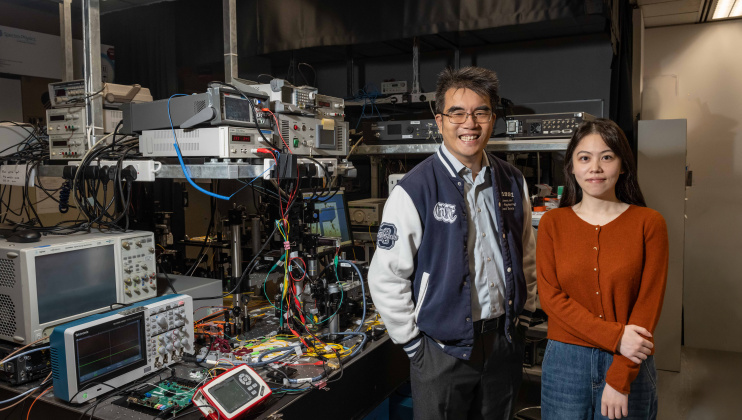 Prof. Andrew Poon (left), Head and Professor of the Department of Electronic and Computer Engineering at HKUST, and PhD student Niu Yue (right) at the Photonic Device Laboratory.