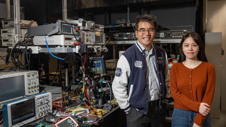 Prof. Andrew Poon (left), Head and Professor of the Department of Electronic and Computer Engineering at HKUST, and PhD student Niu Yue (right) at the Photonic Device Laboratory.