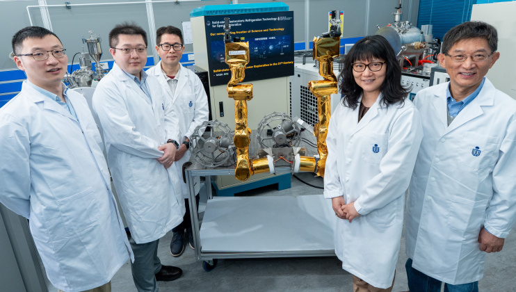 五位參與「香港操作機械人」國際科研項目的科大學者合照，包括：（由左至右）科大土木及環境工程學系副教授王者教授；科大機械及航空航天工程學系助理教授段默龍教授；科大電子及計算機工程學系兼化學及生物工程學系教授施凌教授；科大機械及航空航天工程學系教授高揚教授；以及科大機械及航空航天工程學系講座教授孫慶平教授。