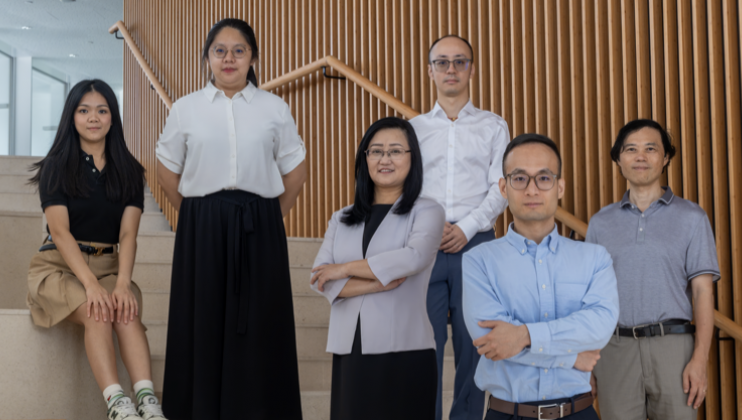 香港科技大学的研究团队成员包括王岑博士（前排）丶苏慧教授（中排左）丶翟成兴教授（中排右）丶俞世炜博士（後排右）丶莫慧偲（後排左）和王彦笳（後排中）。