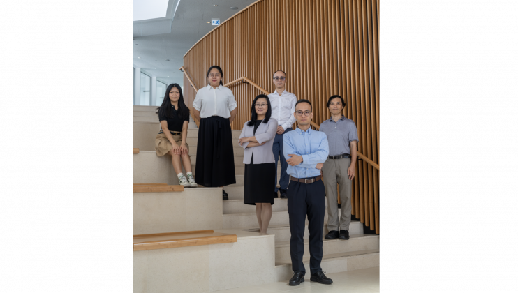 香港科技大學的研究團隊成員包括王岑博士（前排）、蘇慧教授（中排左）、翟成興教授（中排右）、俞世煒博士（後排右）、莫慧偲（後排左）和王彦笳（後排中）。