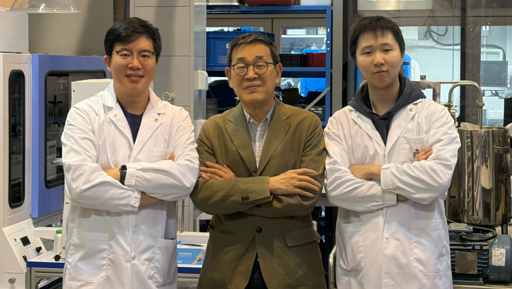 Prof. Chen Guanghao (center), Chair Professor of the Department of Civil and Environmental Engineering, and his research group members in the same department, postdoctoral fellow Dr. Guo Hongxiao (left) and PhD student Mr. Luo Yu (right).