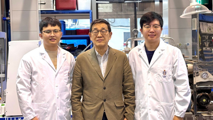 香港科技大学土木及环境工程学系讲座教授陈光浩教授（中，论文通讯作者）与科大博士后研究员郭洪骁博士（右，论文通讯作者）及博士生邹旭（左，论文第一作者）合影。