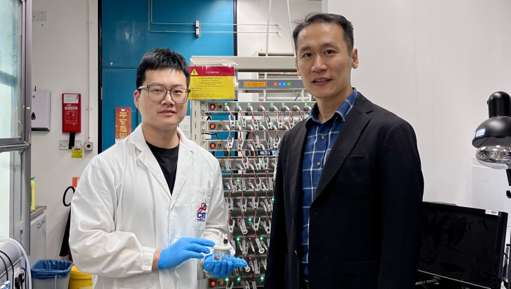 科大工学院创新钙离子电池技术 大幅提升储能效率和可持续性 科大化学及生物工程学系副教授兼论文的通讯作者金允燮教授(右)及其博士生兼论文第一作者尹卓毓(左:手持电化学电池模具)站在电池充放电循环仪旁合影。