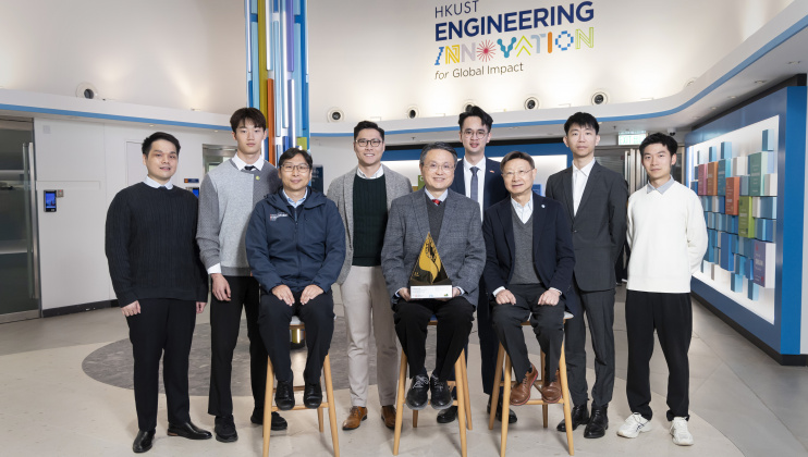 杨经伦教授（前排中）丶关继祖教授（前排右）丶韩伟教授（前排左）及他们的团队成员荣获2024年度香港绿色创新大奖的最高殊荣——金奖。