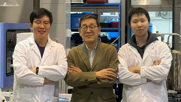 土木及環境工程學系講座教授陳光浩（中）及其研究團隊成員——博士後研究員郭洪驍博士（左）及博士生羅宇（右）。