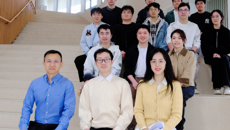 科大团队成员合照，包括电子及计算机工程学系副教授王怡雯教授（前排右）、研究助理教授伍圣晖博士（前排中）、生命科学部和化学及生物工程学系教授刘凯教授（前排左），以及其他研究员。 