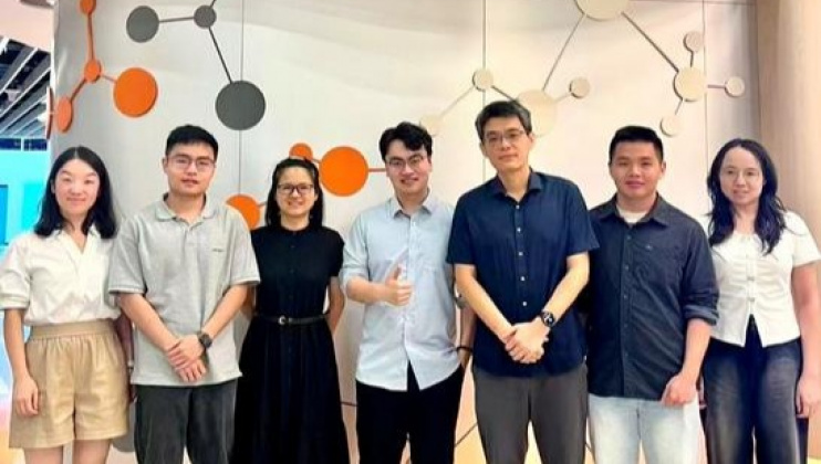 王吉光教授（右三）及其博士生唐吉宏（中）、阮鈺燕（左三）、閆夢麗（左一）、劉然（右二）、黃智（左二）和喬藝萌（右一）。