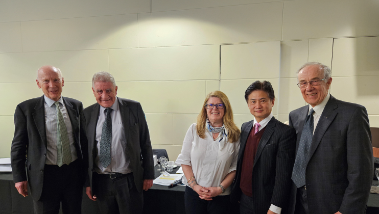 吳宏偉教授（右二）與英國岩土力學與工程學會主席Chaido Doulala-Rigby工程師（右三）及過往朗肯講座主講者，包括第32屆主講者Brian Simpson博士（右一）、第46屆主講者Lord Robert Mair教授（左一）、第47屆主講者Antonio Gens教授（左二）合影。