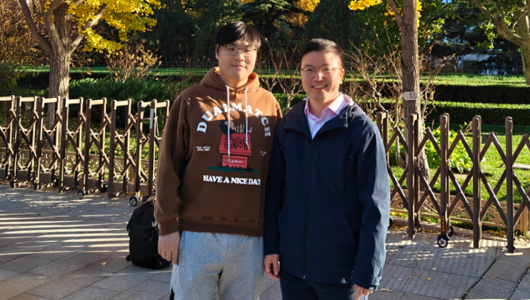 科大学者成功研发CarGAP以维生素B₁₂和光精确控制细胞间通讯的分子阀门 研究共同通讯作者、科大化学及生物工程学系教授孙飞教授(右)及其博士生兼研究的共同第一作者崔舵(左)。