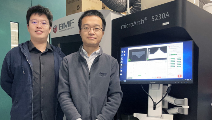 科大机械及航空航天工程学系助理教授胡文琪教授（右）、其研究生陈熙（左）及其他科大研究团队成员成功研发全球首个仿生人工纤毛系统，为医疗技术及微型机械人应用带来突破性进展。