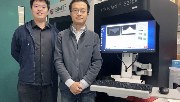 Prof. Hu Wenqi (right), his postgraduate student Chen Xi (left), and other research team members at HKUST develop the world’s first bio-inspired artificial cilia system, advancing breakthroughs in medical and microrobotics applications.