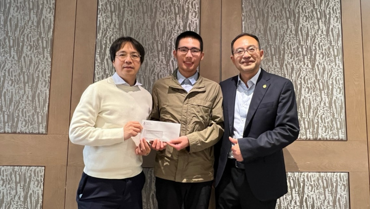計算機科學及工程學博士生師宇哲（中）及其博士指導老師、跨學科學院院長 及計算機科學及工程學系講座教授屈華民（右）與研發事務辦公室主任兼物理學系講座教授羅錦團（左）。