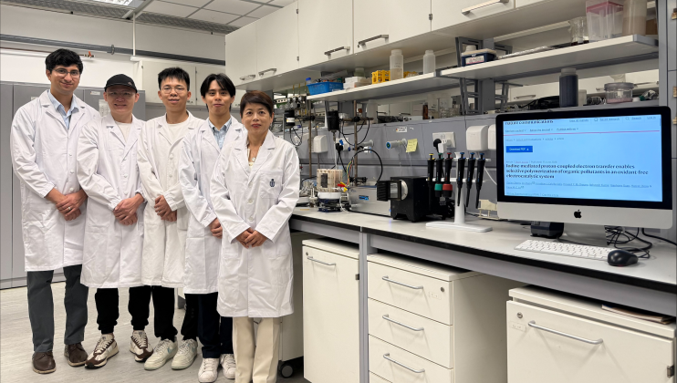 香港科技大学土木及环境工程学系讲座教授劳敏慈教授（右一）及其领导的研究团队成员，包括科大副研究员郑泽校博士（左二）、博士生张金（中）、博士后研究员Jonathan J. Calvillo Solís博士（左一）及哲学硕士生张佑铭（右二）合作研发出一种新型无氧化剂电催化系统，可选择性地将有机污染物聚合成为不溶且具附加价值的产物。