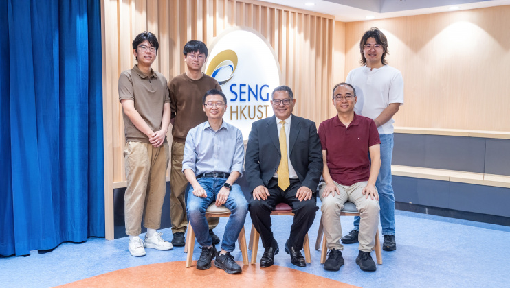 科大提出「推理賦能任務導向通訊」框架，賦予AI智能體自主的邏輯推理能力，使其能自主判斷應分享哪些資訊、何時需要通訊，以及為何需要進行資訊交流。研究團隊包括李德富教授（前排中）、張軍教授（前排左）、宋勝輝教授（前排右）、王子鑫博士（後排右）及兩位博士生謝松傑（後排左一）和黎鴻儒（後排左二）。