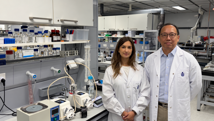 Prof. Shang Chii (right), Professor of the Department of Civil and Environmental Engineering at HKUST, and Dr. Gabriela Scheibel Cassol (left), postdoctoral fellow in the same department and HKUST PhD graduate in Environmental Engineering, developed a sustainable integrated seawater-to-hydrogen system.