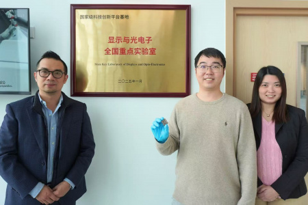 Dr. Shen Xinyi (center) holds his certified all-vacuum-deposited perovskite solar cell with Prof. Lin Yen-Hung (left) and Dr. Fion Yeung (right).