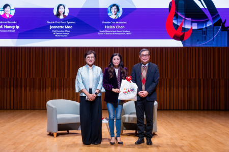 Guest speaker Ms. Jeanette Mao (center), CEO of HK Express Airways and HKUST alumna, received a souvenir from Prof. Tam Kar-Yan (right), HKUST Vice-President for Administration and Business, at the fireside chat, along with moderator Ms. Helen Chen (left), Head of External and Alumni Relations, School of Business and Management.