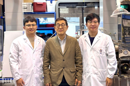 Prof. Chen Guanghao (center, the corresponding author), Chair Professor of the Department of Civil and Environmental Engineering, and his research group members in the same department, postdoctoral fellow Dr. Guo Hongxiao (right, the corresponding author) and PhD student Mr. Zou Xu (left, the first author).
